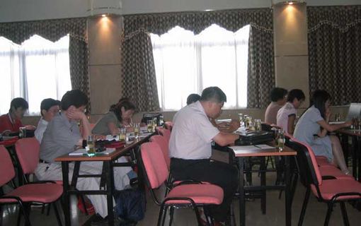 “十一五”中國(guó)制造業(yè)信息化技術(shù)及其標(biāo)準(zhǔn)化發(fā)展研討會(huì)暨2004年全國(guó)工業(yè)自動(dòng)化系統(tǒng)與集成標(biāo)準(zhǔn)化技術(shù)委員會(huì)年會(huì)及工業(yè)機(jī)器人標(biāo)準(zhǔn)劃分技術(shù)委員會(huì)換屆會(huì)，各參會(huì)人員聽(tīng)取演講人員的報(bào)告，吸取經(jīng)驗(yàn)